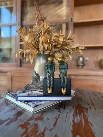 sculptuur, NO RESERVE PRICE - Sitting Couple on a Base, next, Antiek en Kunst