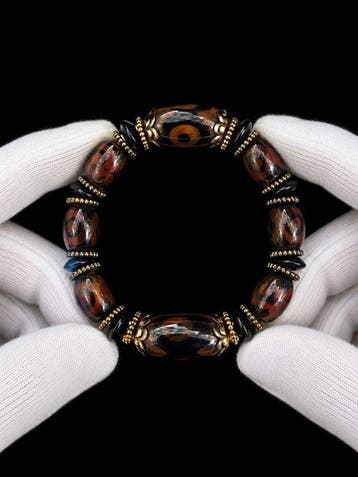 Bracelet tibétain à crochet pour attirer l’argent — Attire
