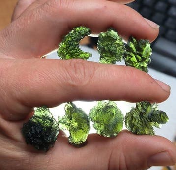 Moldavites, mélange de lieux de Bohême du Sud - 27.5 g - (7)