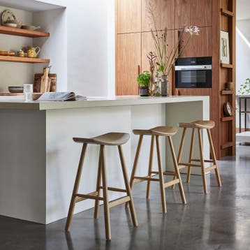 Scandinavische houten barkruk Silja - Bar of kookeiland kruk, Nieuw, Hout, Met voetsteun, 60 tot 90 cm