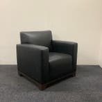 design fauteuil zwart leder met houten onderstel, Huis en Inrichting, Gebruikt, Zwart, Eén