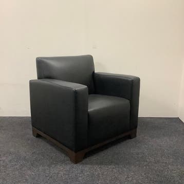 design fauteuil zwart leder met houten onderstel