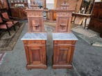Table (2) - Bois - Tables de chevet avec rebord surélevé.