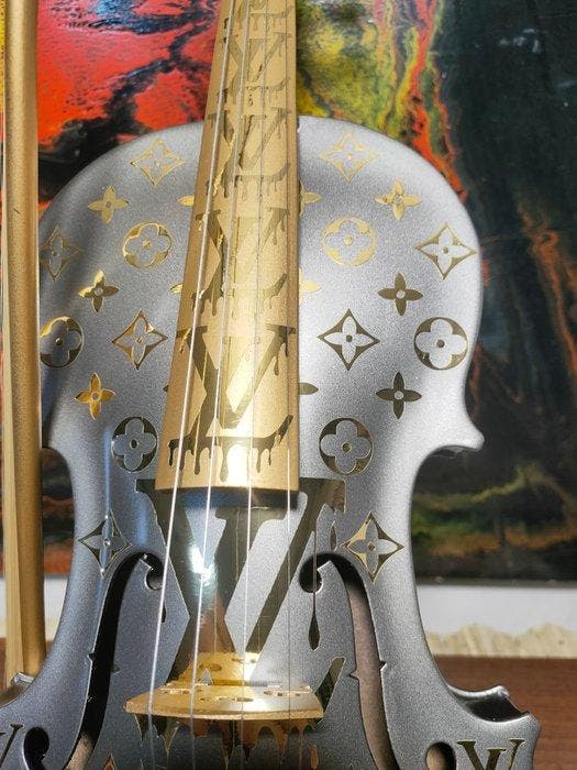 fp pop art - Louis Vuitton Violon luxury grey dark metalic, Antiquités & Art, Art | Objets design