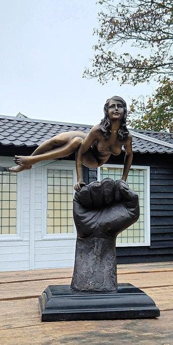 sculptuur, turning lady on hand - 31 cm - brons marmer