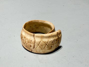 Ancien bracelet en coquillages faisant partie de la dot -