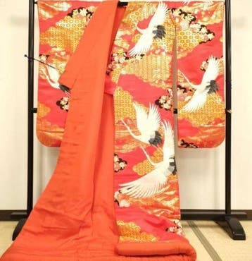 Rode kimono met vliegende kraanvogels en gouden