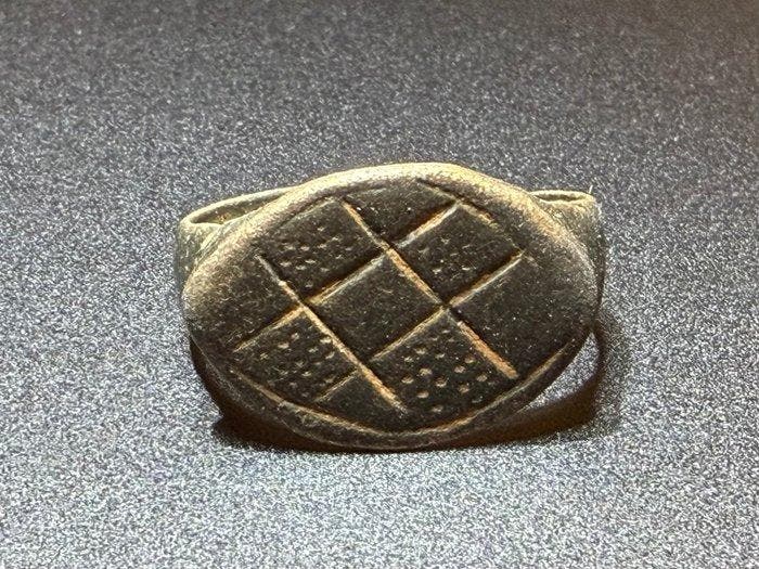 Middeleeuwen, kruisvaardersperiode Brons Symbolische ring, Antiek en Kunst, Antiek | Overige Antiek