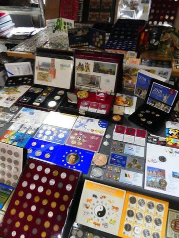 Monde. Collection of coins/banknote/medals/euro inkl. pp, Timbres & Monnaies