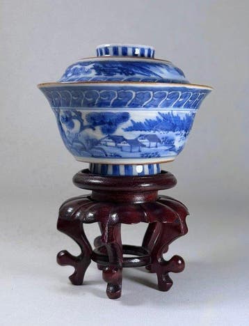 Tasse avec couvercle dorigine - Porcelaine - Chine - XIXe