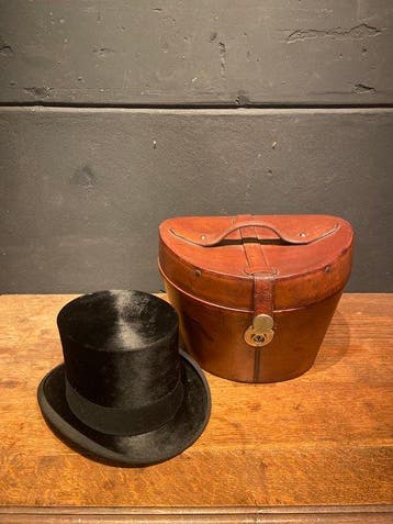 Antique - Hat case - Hoedendoos - with top hat - Koffer