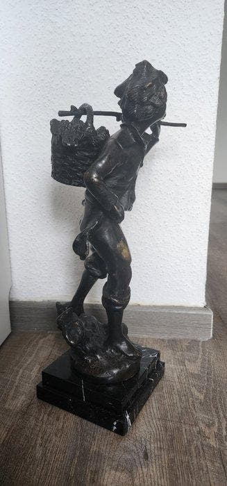 sculptuur, Große schwere Bronzefigur – Junge bei der