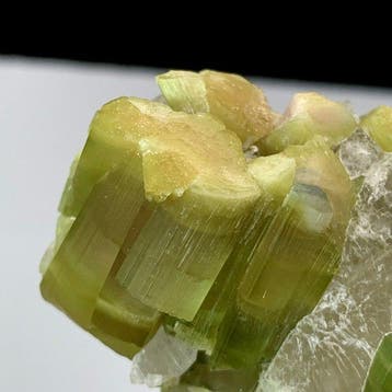 Adembenemende groene toermalijn met rozeachtige tint op, Verzamelen