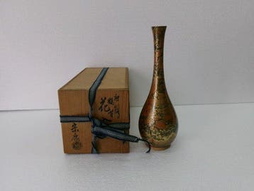 Vase - Bronze, Vase en bronze à col de grue par Muneyasu .
