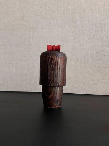 Beeld, Antique Japanese Wood Mustard Seed Doll Haru no