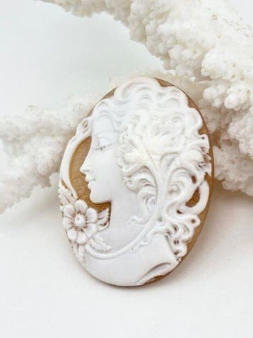 CASSIS MADAGASCARIENSIS - Cameo - Handgesneden camee