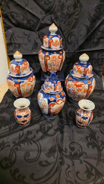 Vaas - Porselein - Japan - Rond 1900 - Imari Dekselvazen set