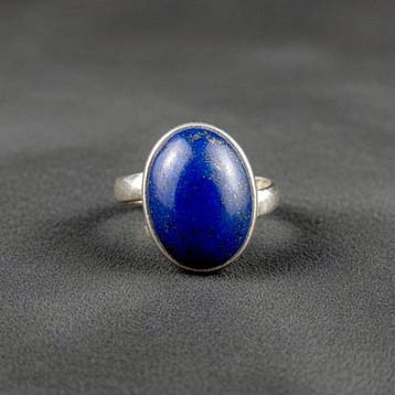 Ring van lapis lazuli, bestrooid met pyriet. Bevestiging op
