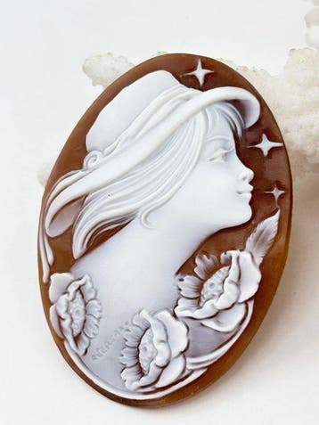 CASSIS MADAGASCARIENSIS - Cameo - Handgesneden camee, Nieuw