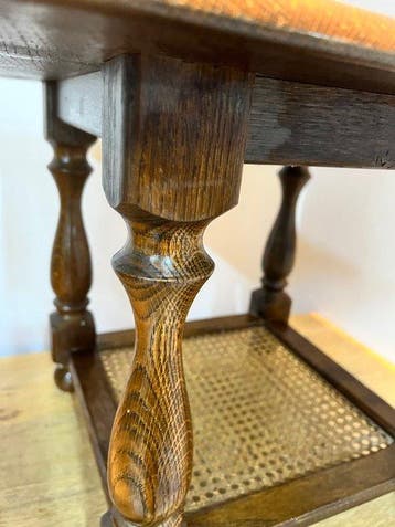 Table dappoint - Table d’appoint en chêne avec des sangles.