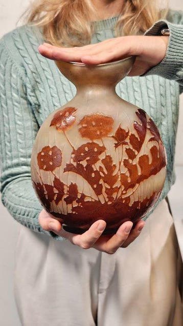 Vaso in vetro cameo con fiori Établissements Gallé, Firmato