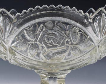 Schaal - Centerpiece in bootvorm met rozenmedaillons •