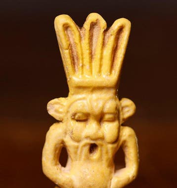 Oud-Egypte, Faience Grote amulet van de god Bes met Spaanse, Collections
