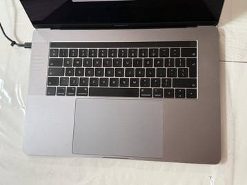 Apple MacBook Pro 15.4-inch Intel Core i7 - Laptop (1)