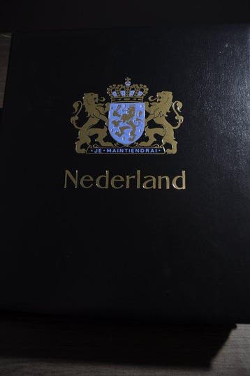 Nederland - Diverse verzamelingen en aantallen in een doos, Postzegels en Munten, Gestempeld