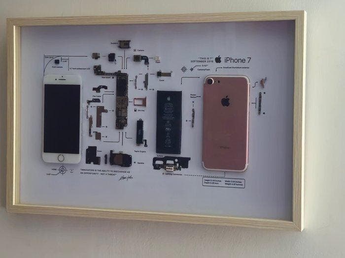 Apple iPhone 7 + 5S - framed and dismantled - iPhone (2), Games en Spelcomputers, Spelcomputers | Overige Accessoires