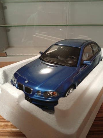 Otto Mobile 1:18 - Modelauto - BMW 318i E46 Compact (2002)