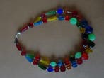 Collier avec des perles multicolores par des femmes