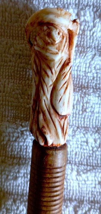 Sculpture,  la faucheuse  canne - 904 mm - bois de cerf,