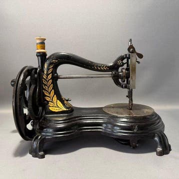 Jones Sewing Machine Company - Serpentine / Swan Neck / Cat