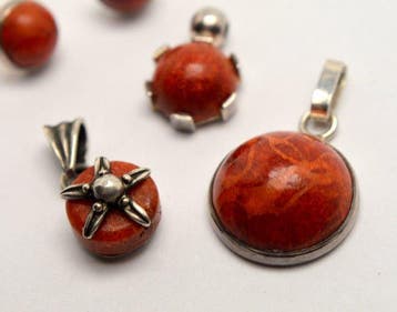Koraal - 925 zilver - rode koraal - pendanten en oorbellen -, Verzamelen, Mineralen en Fossielen