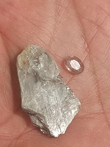 Zultaniet-diaspoor edelsteen en matrix Kristalen- 7 g - (2)