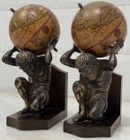 Boekensteunen (2) - Papier-maché, Hout, Metaal