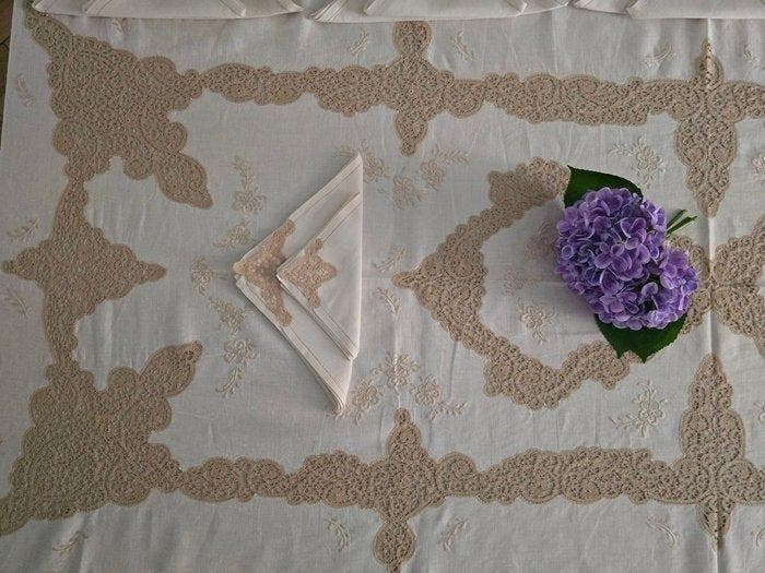 Tovaglia puro lino Bellora con ricamo cantù Roselin a mano, Antiek en Kunst, Antiek | Tapijten, Tafelkleden en Textiel