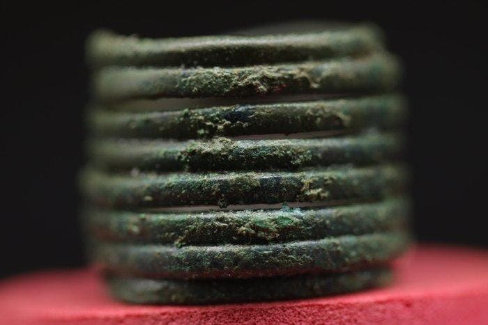 Bronstijd - (Urnfieldcultuur) - circulair Spiral Ring - 2 cm, Antiquités & Art, Antiquités | Autres Antiquités