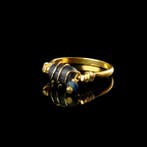 Oud-Romeins Ring met draadgewonden kralen van Romeins glas