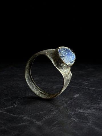 Oud-Romeins, Keizerrijk Brons Ring met blauw glas cabochon