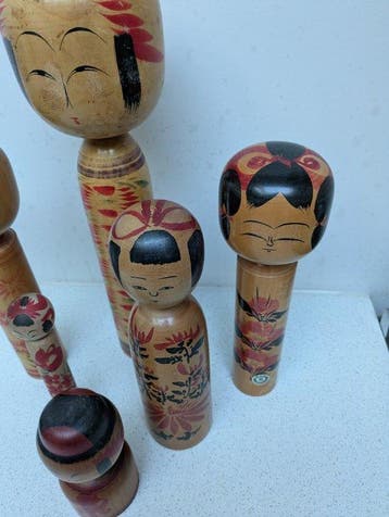 Een schitterende set vintage Kokeshi in verschillende