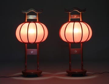 Felrode, zijde-omhulde lampions. - Hout, Lak, Zijde - Japan