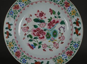 Yongzheng (1723-1735) - Bord - Floral Basket with Lotus,