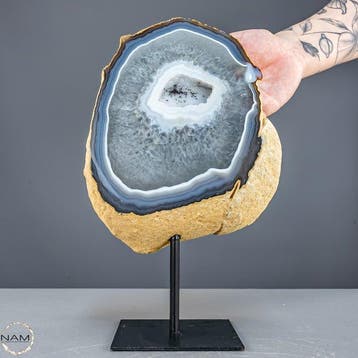 Natuurlijke gesneden geode, chalcedoon & agaat Op stand-