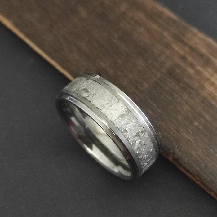 Wolframring Meteoriet Aletai - 11.2 g - (1), Verzamelen, Mineralen en Fossielen