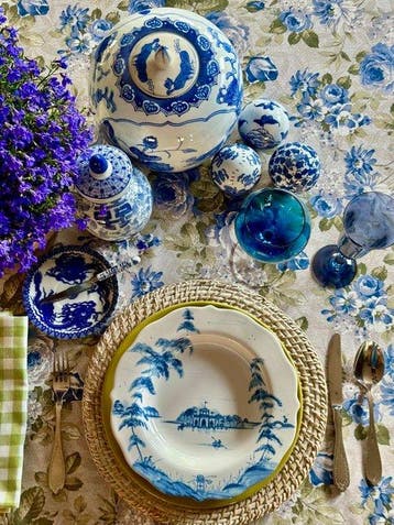 Tafellaken met blauwe Engelse rozenprint voor grote tafels.