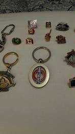 Collectie van memorabilia - Speldjes, sleutelhangers,