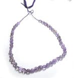 Prachtige amethysten op draad om als sieraden te monteren