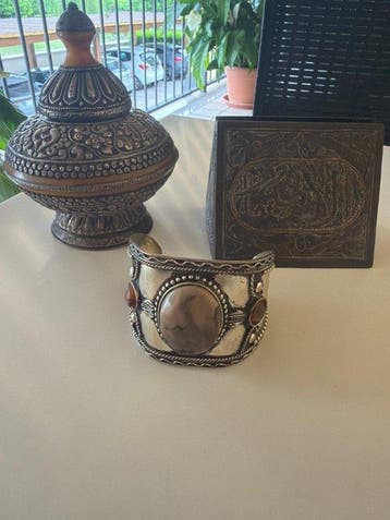 Tibetaanse rituele vaas, islamitische brievenbus en etnische